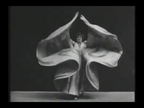 Miss Lina Esbrard, danseuse cosmopolitaine et serpentine