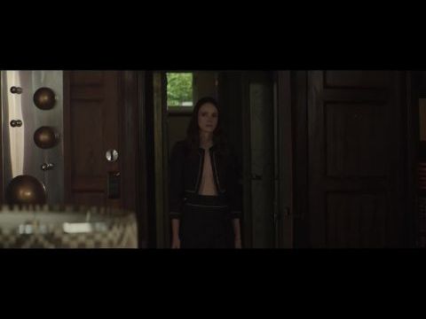 La dame dans l'auto avec des lunettes et un fusil