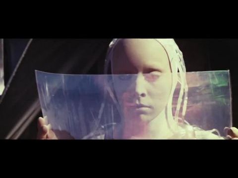 A Földre pottyant férfi