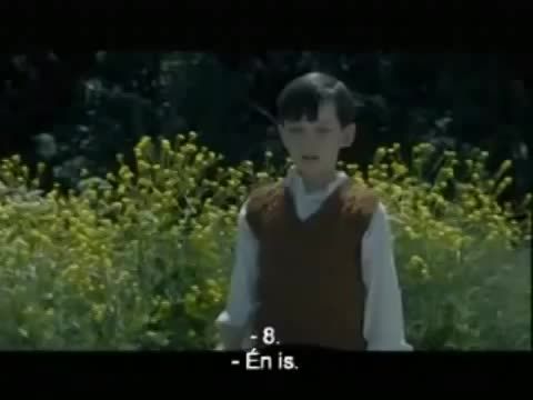 A csíkos pizsamás fiú