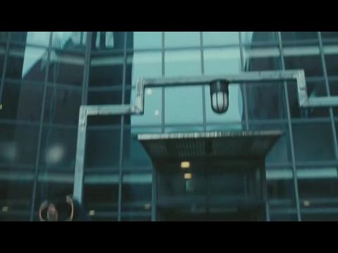 A lány, aki darázsfészekbe nyúlt