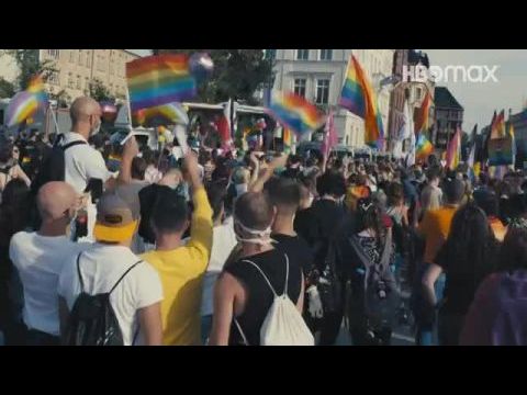 Meztelen. Hangos. Büszke.