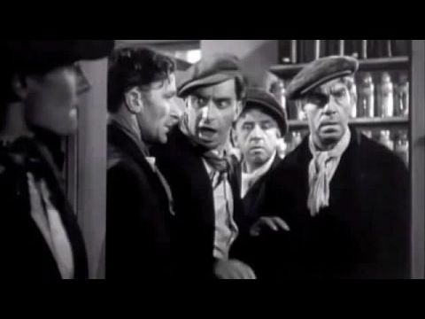 Réztábla a kapu alatt