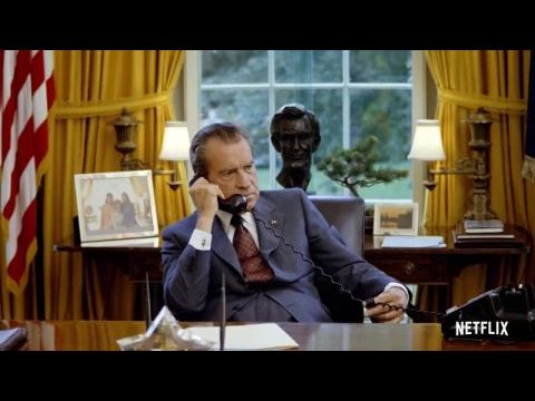 Újrahangszerelve: Trükkös Dick és a fekete ruhás férfi