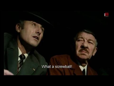 Magas, szőke férfi felemás cipőben