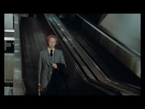 Magas, szőke férfi felemás cipőben