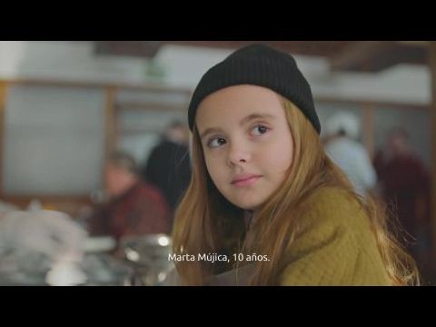 Kerítéssel elválasztva