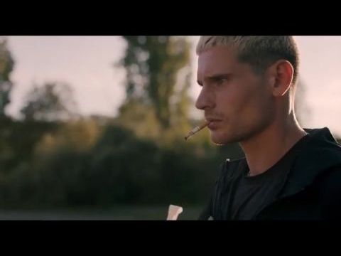 Du crépitement sous les néons